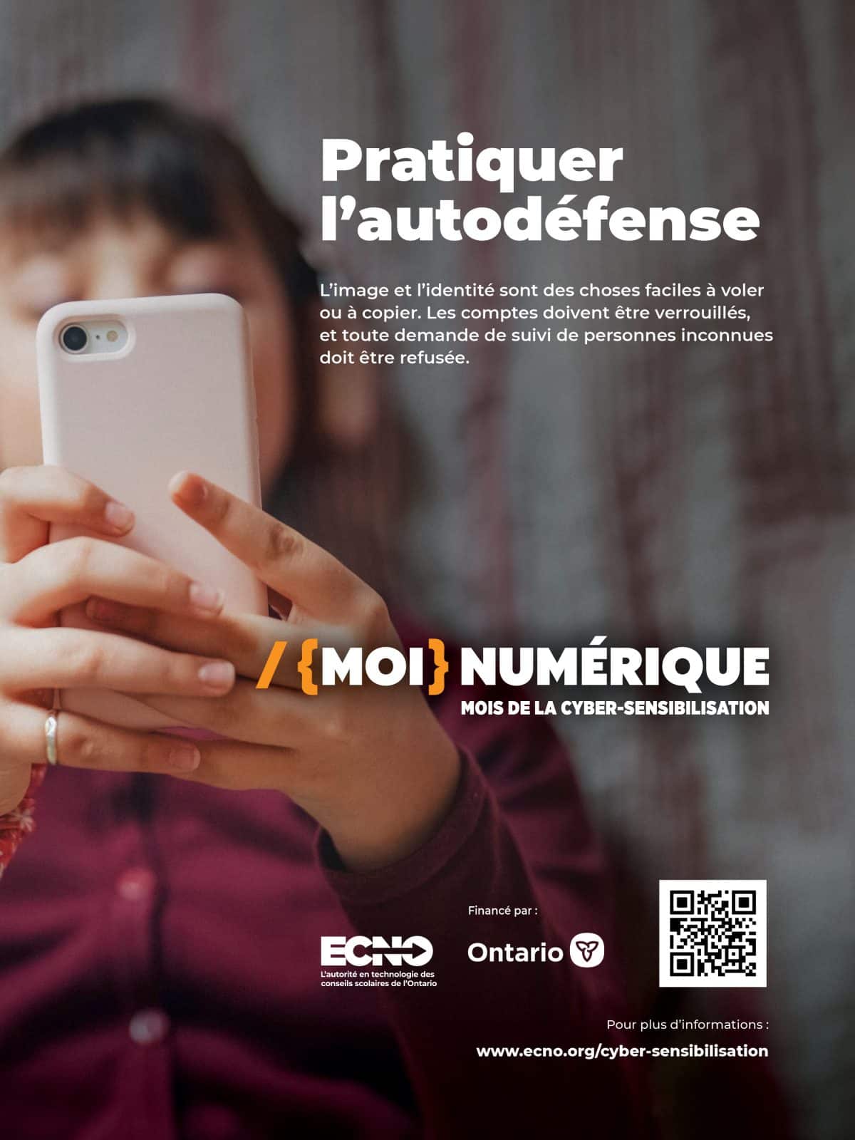 Un jeune portant des écouteurs est allongé sur le dos et regarde son téléphone portable. Le texte se lit comme suit : « Pratiquer l’autodéfense » « Moi » numérique « Mois de la cyber-sensibilisation. L’image et l’identité sont des choses faciles à voler ou à copier. Les comptes doivent être verrouillés, et toute demande de suivi de personnes inconnues doit être refusée. » Un code QR est présent et renvoie à www.ecno.org/cyber-sensibilisation.
