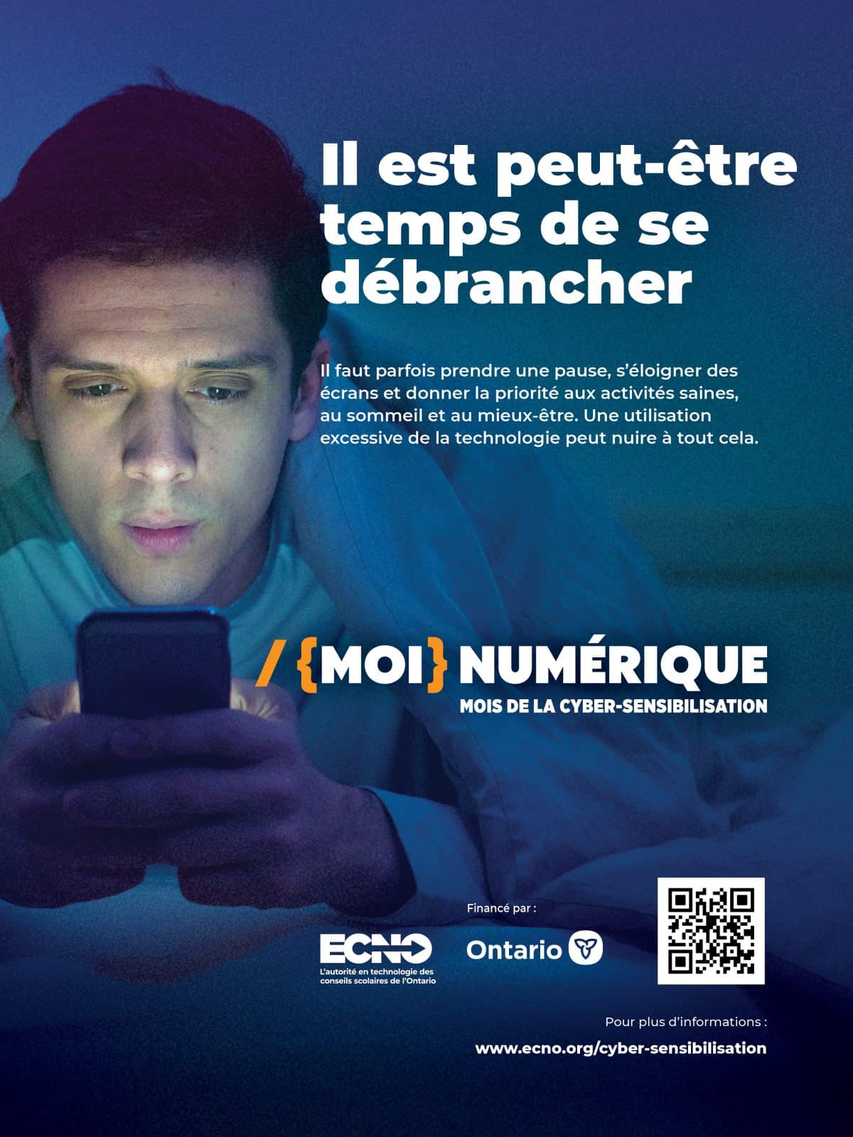 Un jeune sous une couverture dans une pièce sombre regarde son téléphone portable. Le texte se lit comme suit : « Il est peut-être temps de se débrancher » « Moi » numérique « Mois de la cyber-sensibilisation. Il faut parfois prendre une pause, s’éloigner des écrans et donner la priorité aux activités saines, au sommeil et au mieux-être. Une utilisation excessive de la technologie peut nuire à tout cela. » Un code QR est présent et renvoie à www.ecno.org/cyber-sensibilisation.