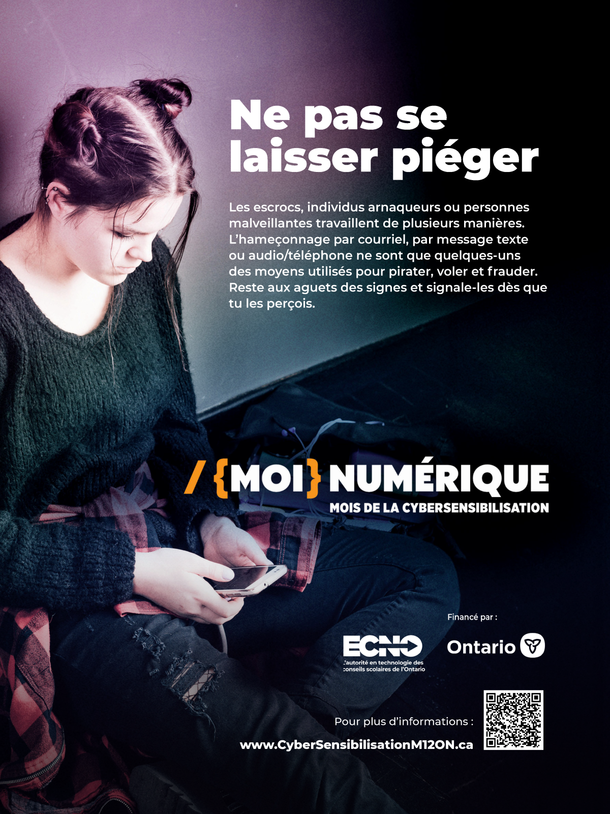 Un jeune est assis dans un couloir et regarde son téléphone portable. Le texte se lit comme suit : « Ne pas se laisser piéger » « Moi » numérique « Mois de la cyber-sensibilisation. Les hameçonneurs et les escrocs ont à leur disposition de nombreux outils pour pirater, voler et abuser les gens. On surveille les tentatives d’hameçonnage et on les signale. » 