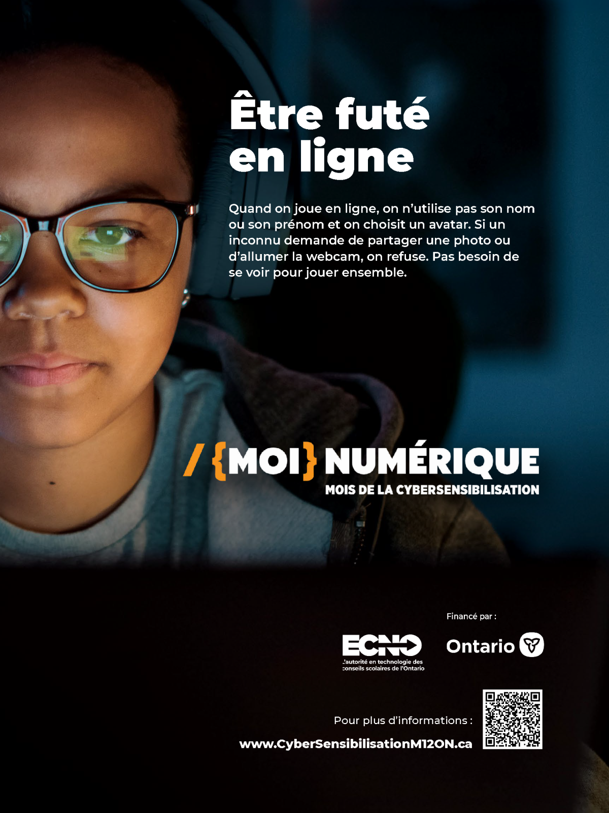 Un jeune porte des lunettes et des écouteurs et utilise un ordinateur dans une pièce sombre. Le texte se lit comme suit : « Être futé en ligne » « Moi » numérique « Mois de la cyber-sensibilisation. Quand on joue en ligne, on n’utilise pas son nom ou son prénom et on choisit un avatar. Si un inconnu demande de partager une photo ou d’allumer la webcam, on refuse. Pas besoin de se voir pour jouer ensemble. 