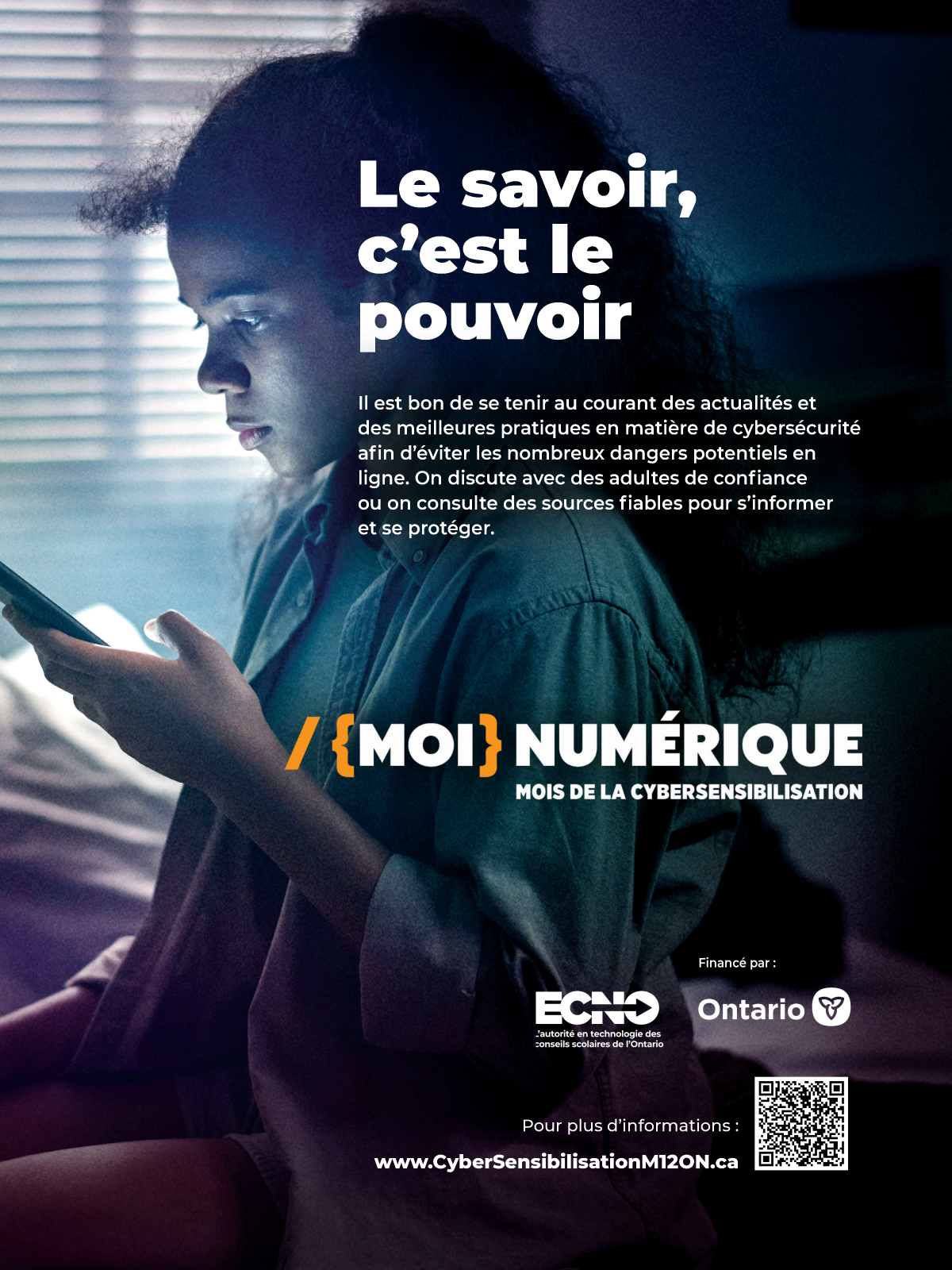 Un jeune est assis sur son lit dans une pièce sombre. Le texte se lit comme suit : « Le savoir, c’est le pouvoir » « Moi » numérique « Mois de la cyber-sensibilisation. Il est bon de se tenir au courant des actualités et des meilleures pratiques en matière de cybersécurité afin d’éviter les nombreux dangers potentiels en ligne. On discute avec des adultes de confiance ou on consulte des sources fiables pour s’informer et se protéger. » Un code QR 