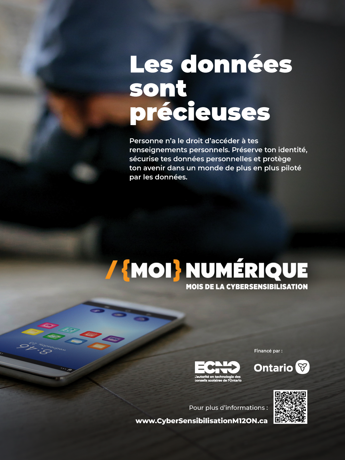 Un jeune flou à l'arrière-plan est assis par terre et se tient la tête entre les mains. Le texte se lit comme suit : « Les données sont précieuses » « Moi » numérique « Mois de la cyber-sensibilisation. Personne n’a le droit d’accéder aux renseignements personnels de quiconque. On préserve son intégrité, on sécurise ses données personnelles et on protège son avenir dans un monde où les données auront de plus en plus d’importance. » 