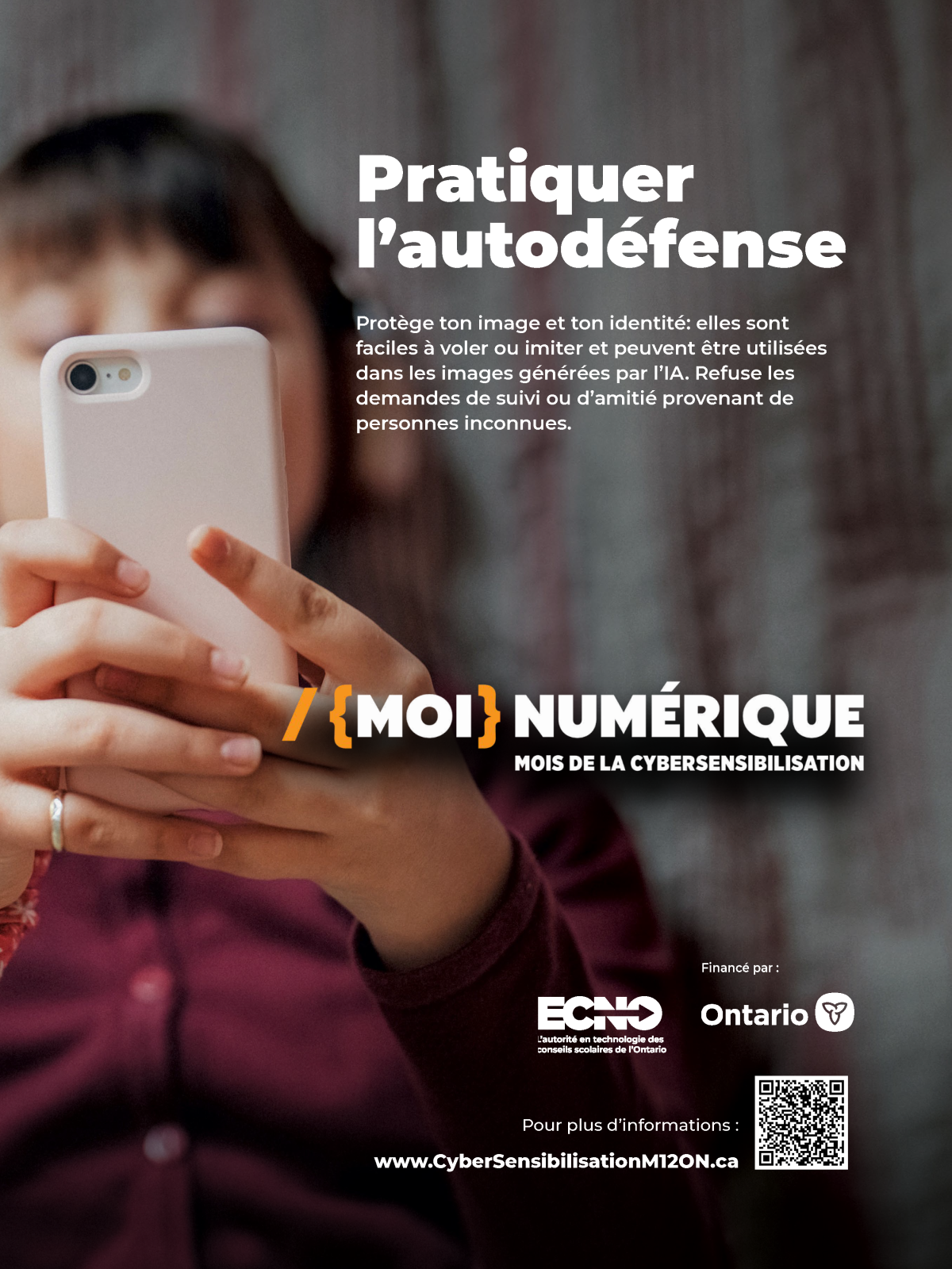 Un jeune portant des écouteurs est allongé sur le dos et regarde son téléphone portable. Le texte se lit comme suit : « Pratiquer l’autodéfense » « Moi » numérique « Mois de la cyber-sensibilisation. L’image et l’identité sont des choses faciles à voler ou à copier. Les comptes doivent être verrouillés, et toute demande de suivi de personnes inconnues doit être refusée. » Un code QR 